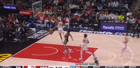 秀一个！麦戈文斯抢断反击一条龙折叠暴扣