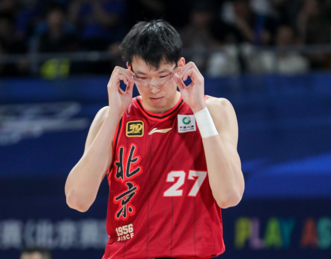 半岛体育官网-许利民：周琦眼睛初步检查不像去年那么严重 今晚肯定不打