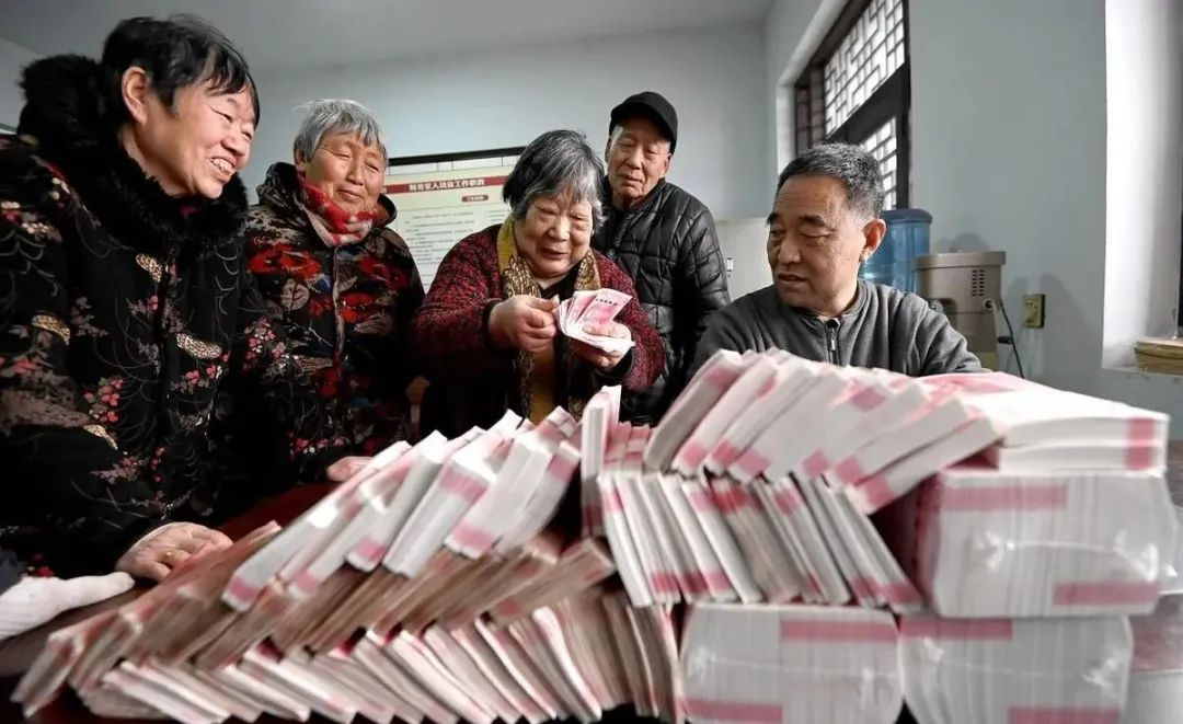 半岛体育官网-2026养老金“22连涨”稳了！工龄满40年，挂钩调整更吃香吗？