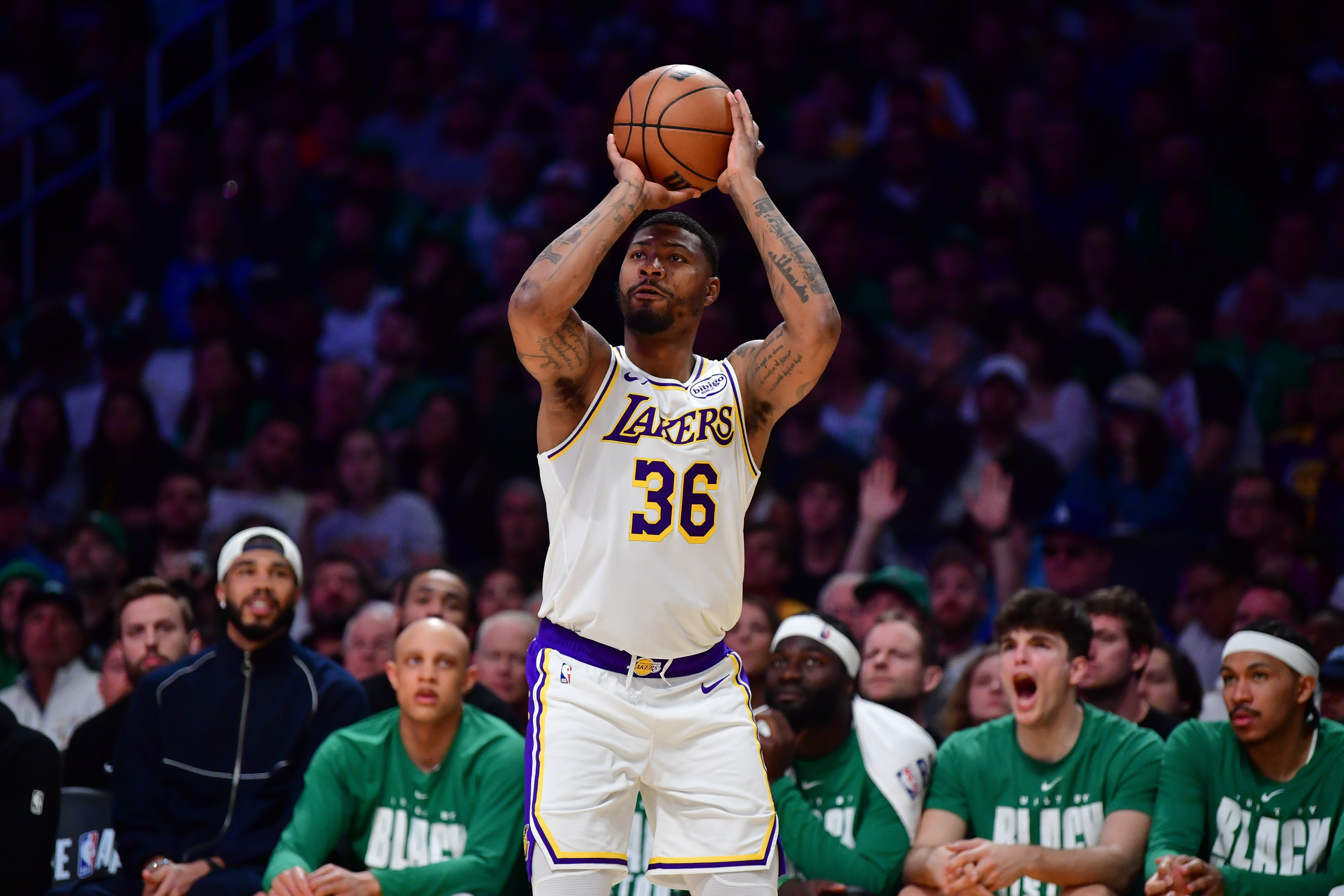 加盟湖人，你果然大放异彩，三分和防守都拉满，最赚的签约引援|斯玛特|灰熊|奇才|东契奇|凯尔特人_新浪体育_新浪新闻